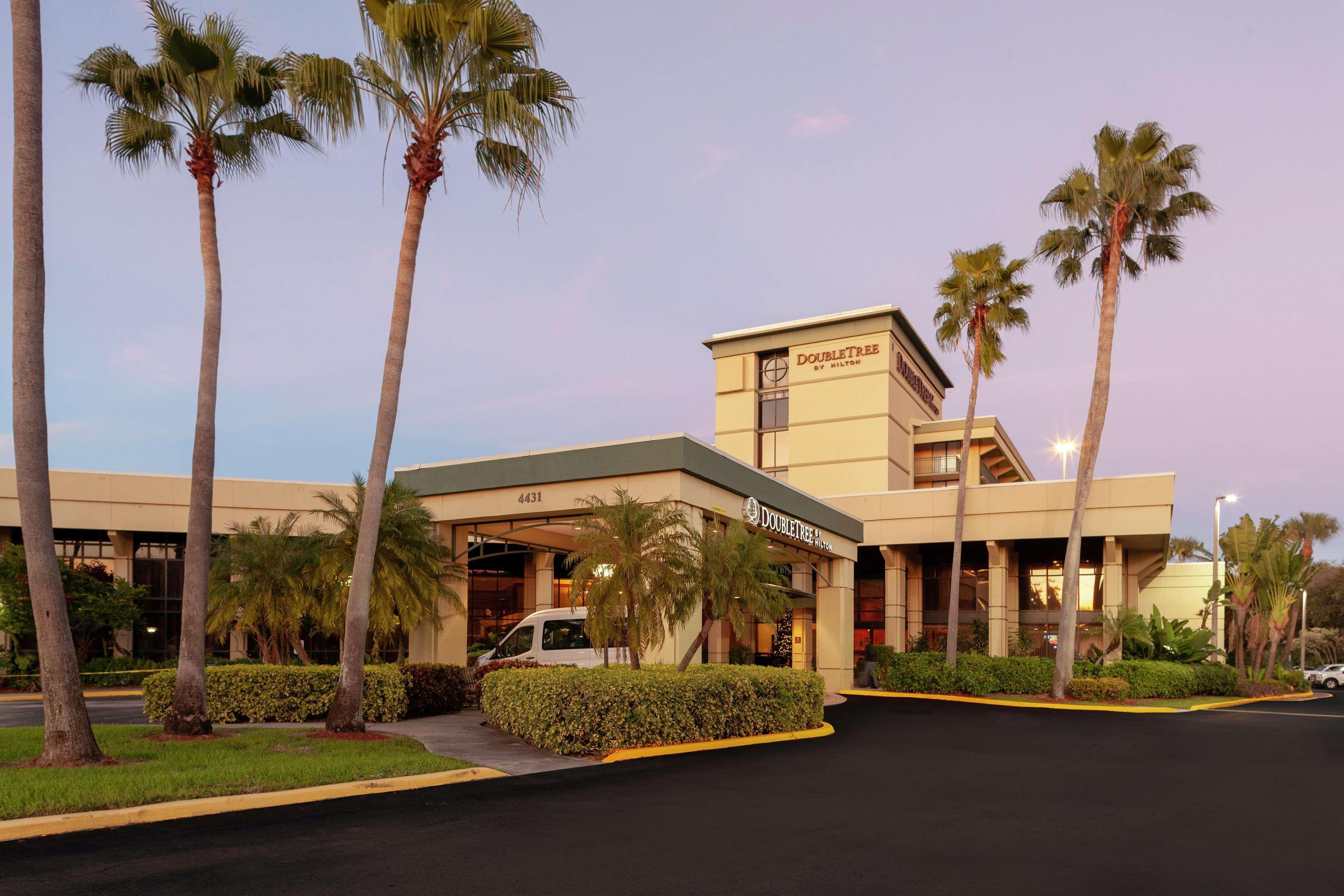 Doubletree By Hilton Palm Beach Gardens Exterior photo