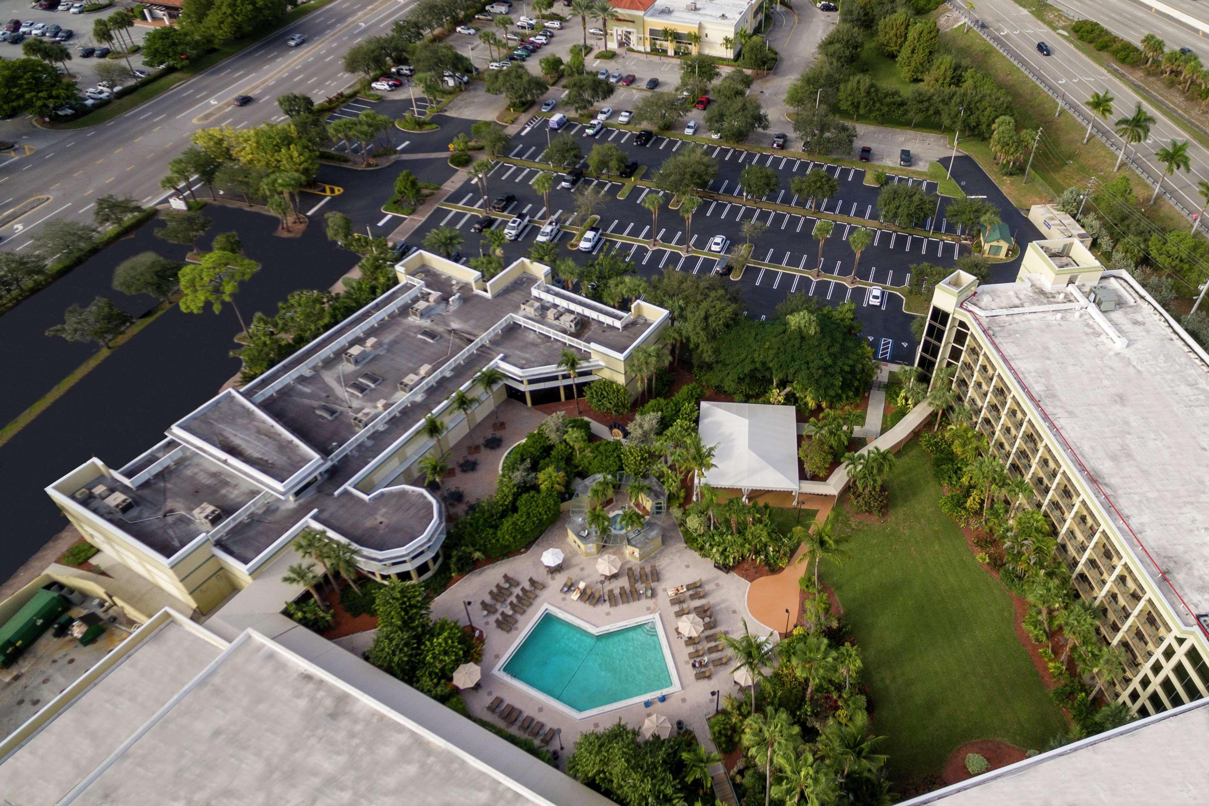 Doubletree By Hilton Palm Beach Gardens Exterior photo