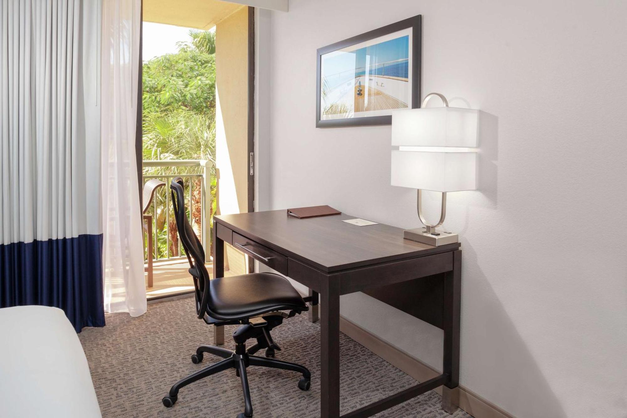Doubletree By Hilton Palm Beach Gardens Exterior photo