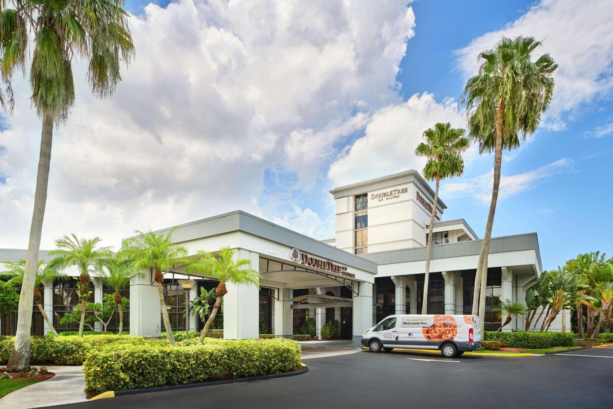 Doubletree By Hilton Palm Beach Gardens Exterior photo